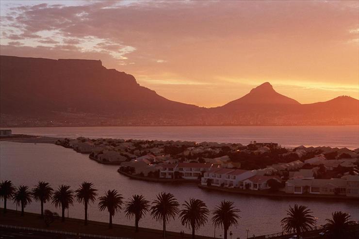 AFRYKA - View From Milnerton At Table Mountain And Lions Head, Cape Town, South Africa.jpg