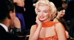 Marilyn Monroe - tumblr_m0a5scW7CH1qfnbolo4_250.gif
