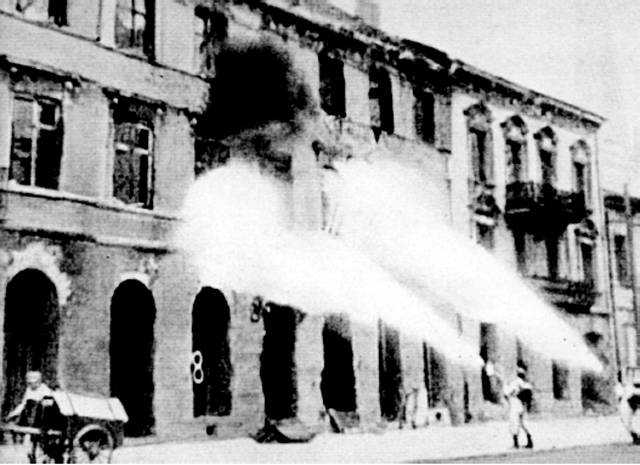 archiwalne fotografie II wojna światowa - Powstanie w Warszawie German_Brennkommando-firing_Warsaw_1944.jpg