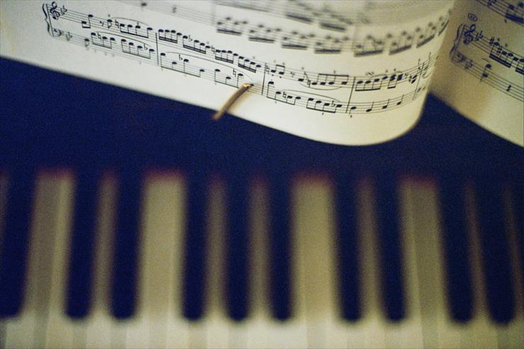 Muzyka - the_pianist_by_laylarouge-d2zwqev.jpg