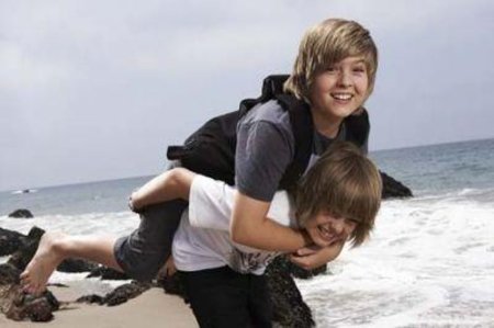 Dylan i Cole Sprouse - 232619d37c07019d8293b5f785bb6e00,14,19,0.jpg