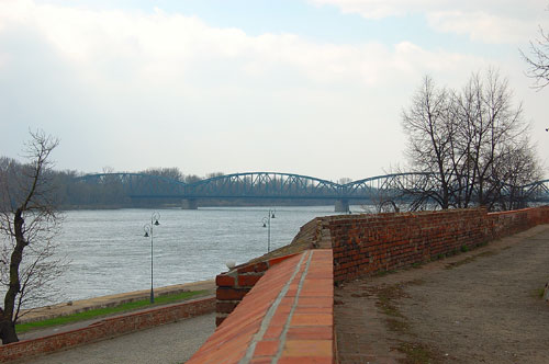 Toruń - Widok z zamku Krzyżackiego na mast drogowy.jpg