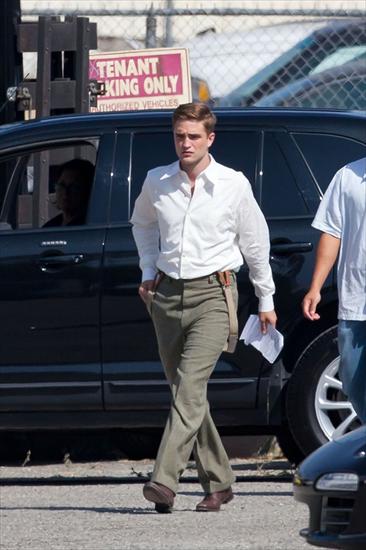 Water for Elephants - rob-on-set-26july2010.jpg