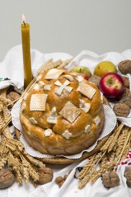 Serbia - 10785872-prawoslawny-serbski-religijny-ciasto-z-jablkami-i-swieca.jpg