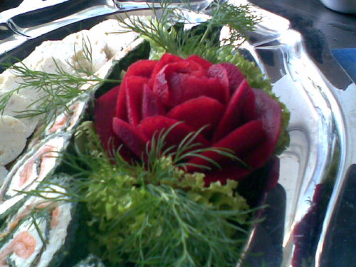Dekoracje z warzyw - A różą z buraka.jpg