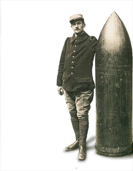 Photographie 1914... - 1914-1918 Soldat franais devant un norme obus French soldier in front of an enormous shell.jpg