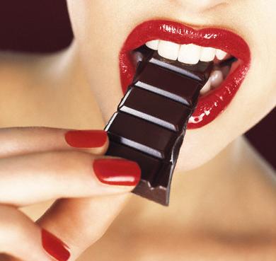 Gify słodkośći - red_mouth_eating_dark_chocolate.jpg