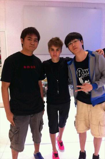 Biebermania- fotki i przeróbki - justin-bieber-rozowe-buty.jpg